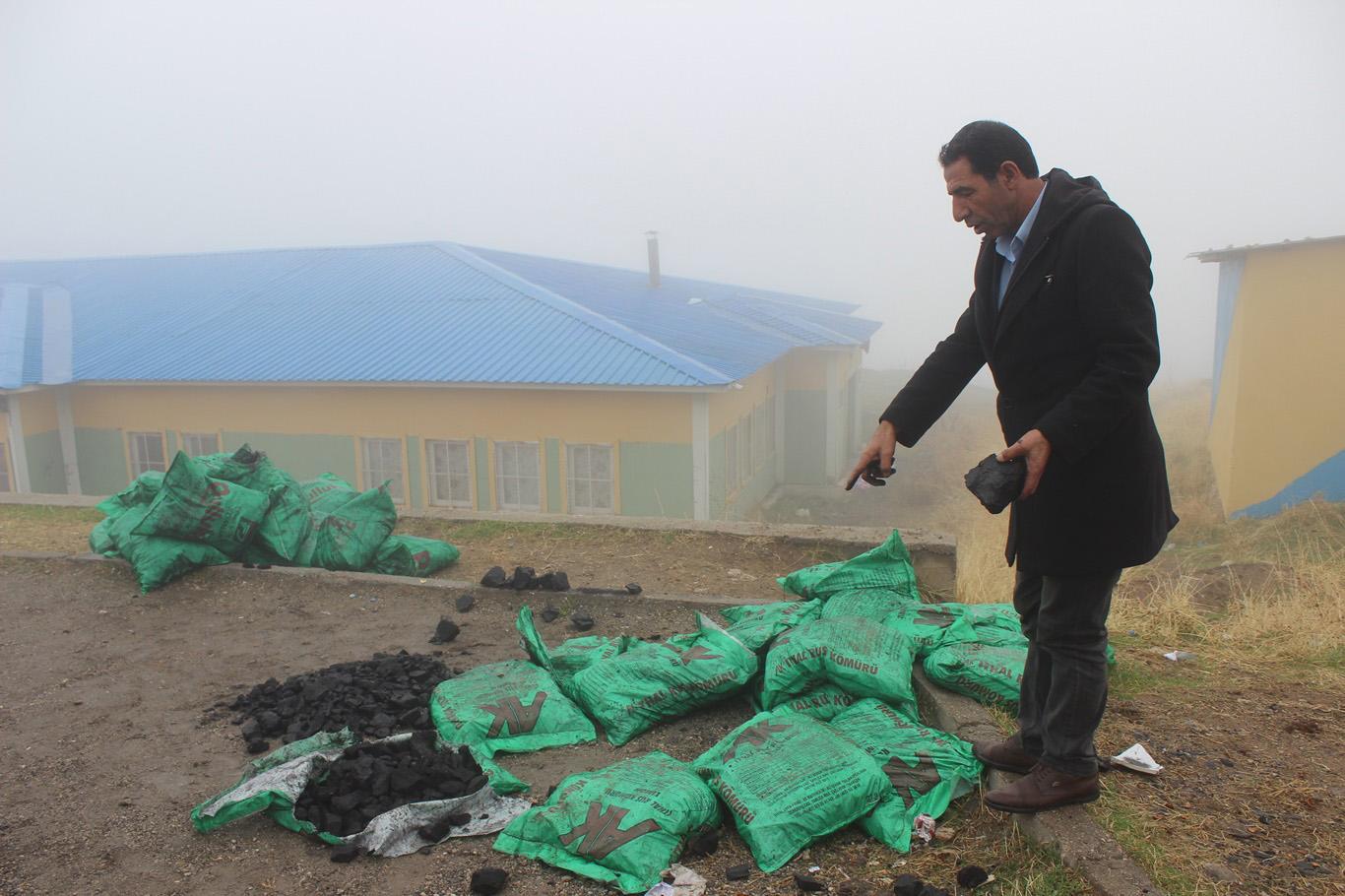 Okullara kömür yerine taş dağıtıldığı iddiası